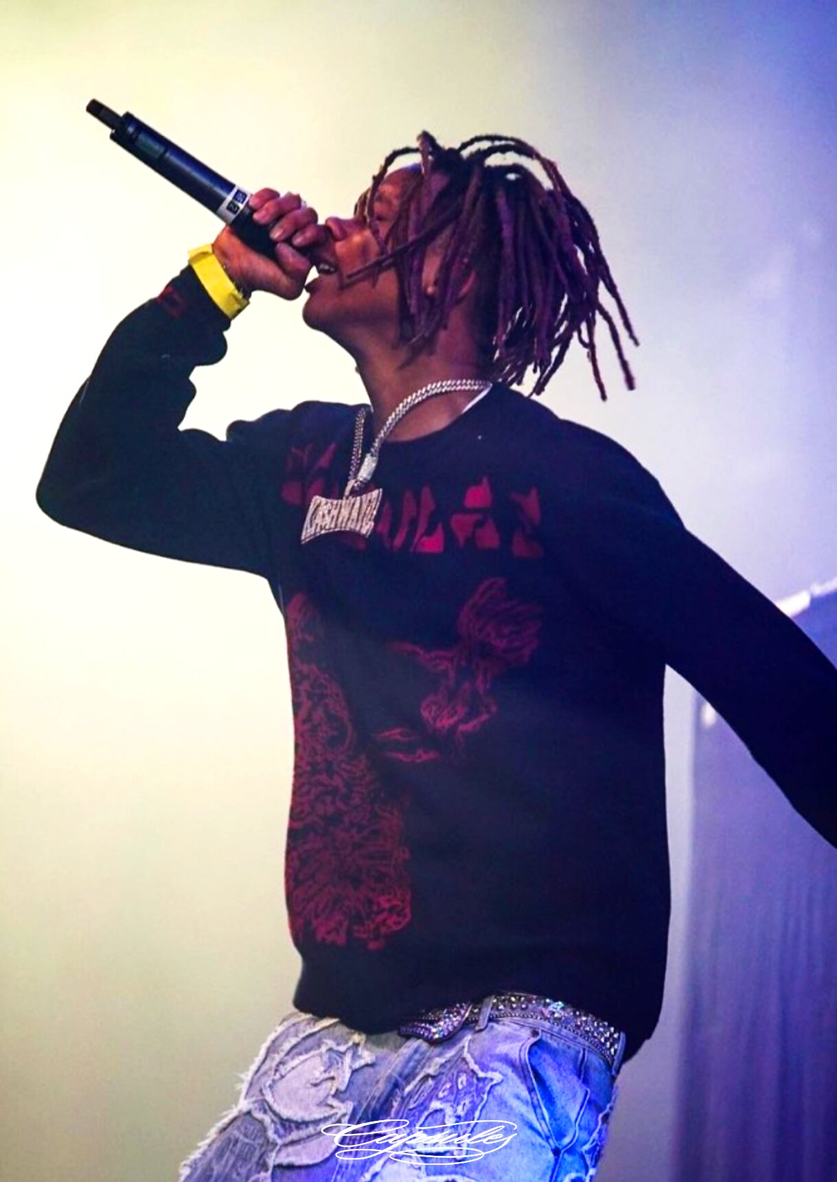Kashdami wearing CAPSULES on stage